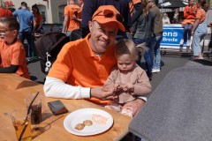 Koningsdag-2022-27-04-2022-Koninklijke-maaltijd-poffertjes-eten-Foto-Corne-Wijnings-1