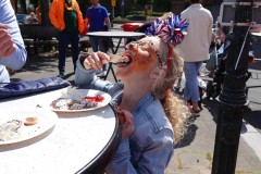 Koningsdag-2022-27-04-2022-Koninklijke-maaltijd-poffertjes-eten-Foto-Corne-Wijnings-10