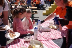 Koningsdag-2022-27-04-2022-Koninklijke-maaltijd-poffertjes-eten-Foto-Corne-Wijnings-11