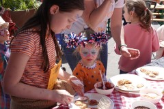 Koningsdag-2022-27-04-2022-Koninklijke-maaltijd-poffertjes-eten-Foto-Corne-Wijnings-12