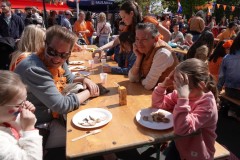 Koningsdag-2022-27-04-2022-Koninklijke-maaltijd-poffertjes-eten-Foto-Corne-Wijnings-13