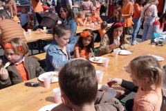 Koningsdag-2022-27-04-2022-Koninklijke-maaltijd-poffertjes-eten-Foto-Corne-Wijnings-14