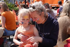 Koningsdag-2022-27-04-2022-Koninklijke-maaltijd-poffertjes-eten-Foto-Corne-Wijnings-15