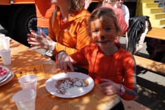 Koningsdag-2022-27-04-2022-Koninklijke-maaltijd-poffertjes-eten-Foto-Corne-Wijnings-16