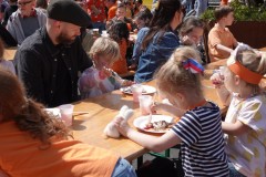 Koningsdag-2022-27-04-2022-Koninklijke-maaltijd-poffertjes-eten-Foto-Corne-Wijnings-18