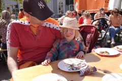 Koningsdag-2022-27-04-2022-Koninklijke-maaltijd-poffertjes-eten-Foto-Corne-Wijnings-2