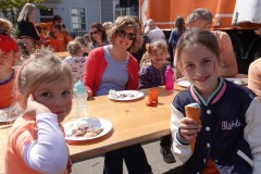 Koningsdag-2022-27-04-2022-Koninklijke-maaltijd-poffertjes-eten-Foto-Corne-Wijnings-3