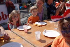 Koningsdag-2022-27-04-2022-Koninklijke-maaltijd-poffertjes-eten-Foto-Corne-Wijnings-4