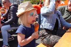 Koningsdag-2022-27-04-2022-Koninklijke-maaltijd-poffertjes-eten-Foto-Corne-Wijnings-5