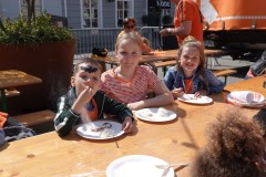 Koningsdag-2022-27-04-2022-Koninklijke-maaltijd-poffertjes-eten-Foto-Corne-Wijnings-6