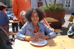 Koningsdag-2022-27-04-2022-Koninklijke-maaltijd-poffertjes-eten-Foto-Corne-Wijnings-7