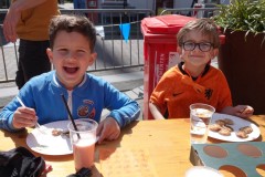 Koningsdag-2022-27-04-2022-Koninklijke-maaltijd-poffertjes-eten-Foto-Corne-Wijnings-8