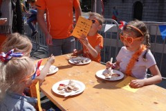 Koningsdag-2022-27-04-2022-Koninklijke-maaltijd-poffertjes-eten-Foto-Corne-Wijnings-9
