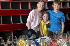 Het-Rode-Winkeltje-Snoep-verkopen-10-05-2026-Foto-Ron-Schouwenaar-02