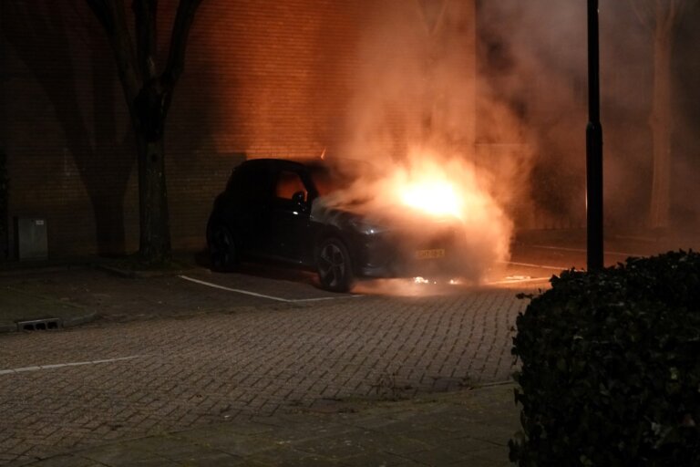 Elektrische auto in de brand Azijnmakerstraat