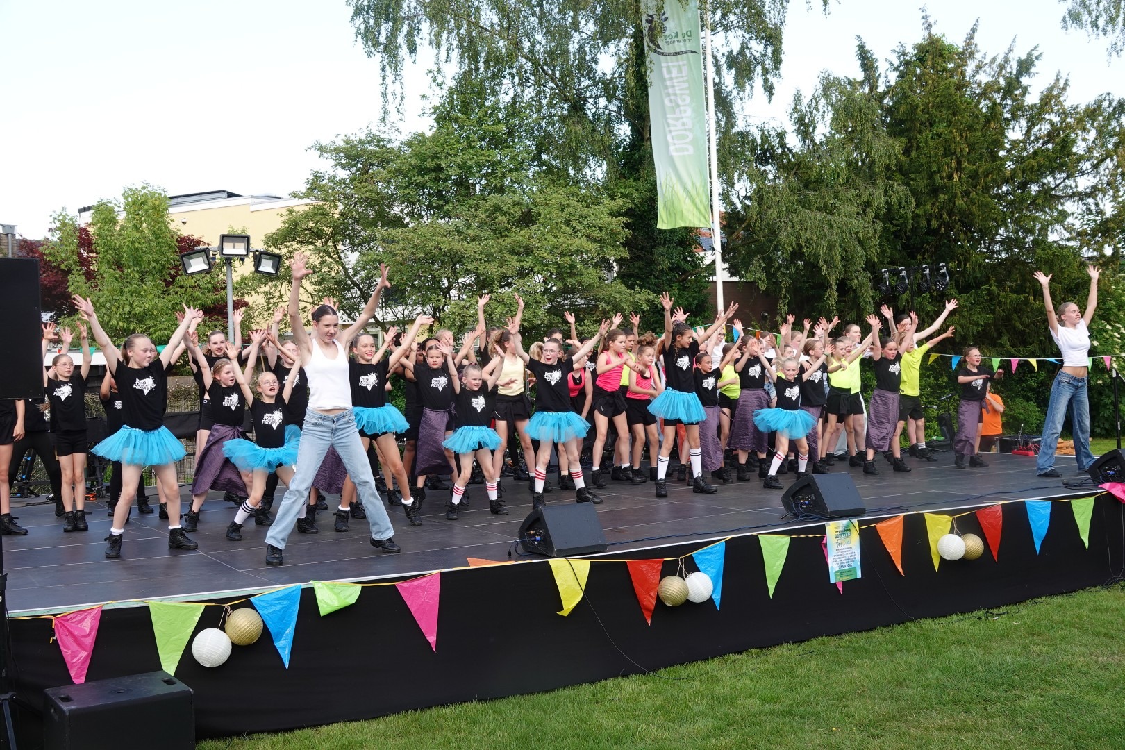 Leve(n) Lang Muziek, Dorpswei, Harmonie Cecilia, Princenhage, Jump the Dance Factory, Muziekfestival, Sing-A-Long