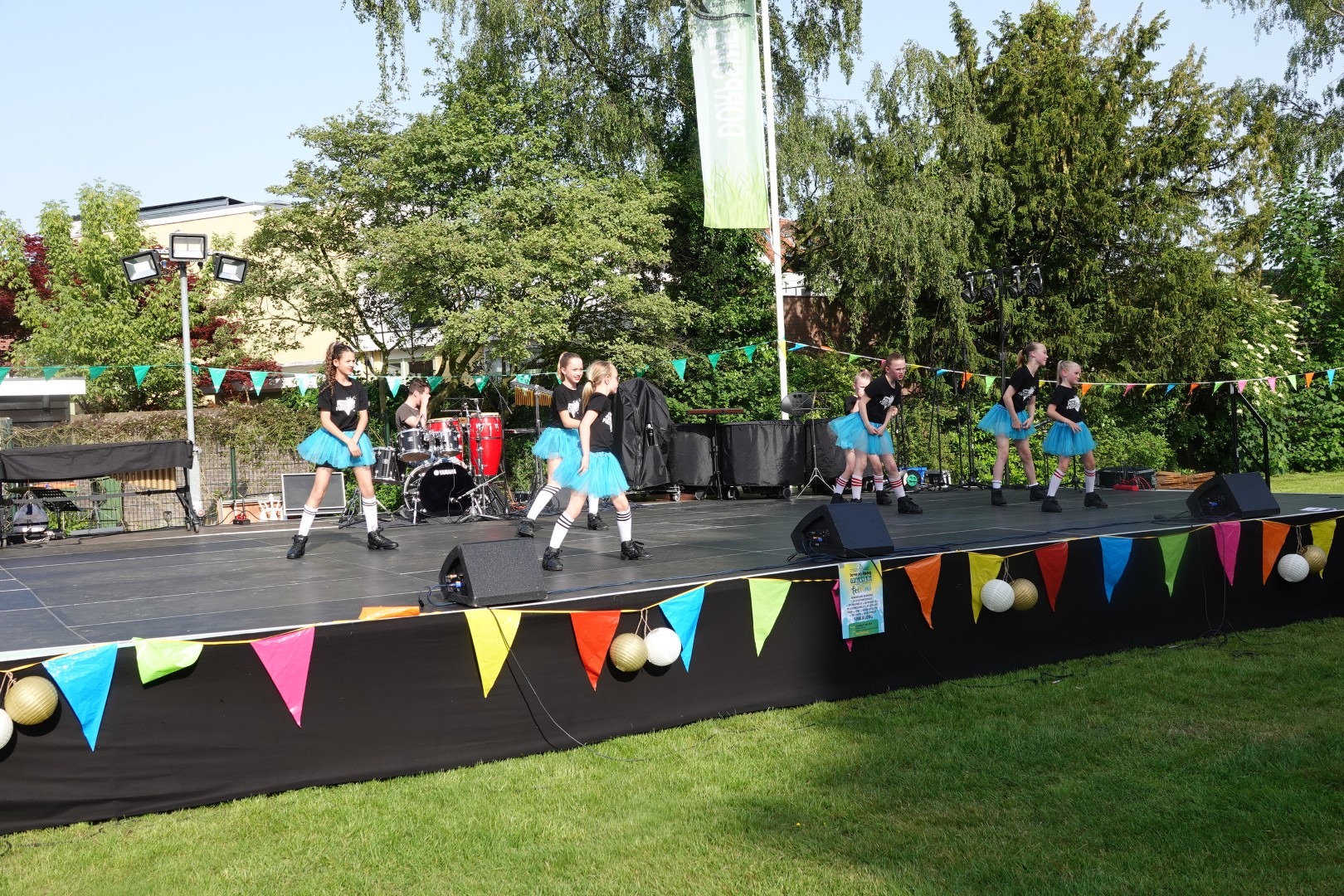 Leve(n) Lang Muziek, Dorpswei, Harmonie Cecilia, Princenhage, Jump the Dance Factory, Muziekfestival, Sing-A-Long