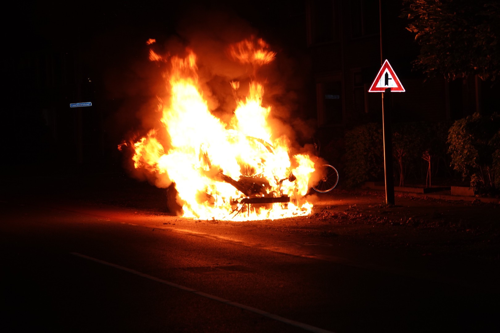 Autobrand op de Ambachtenlaan: oorzaak nog onbekend • Autobrand Princenhage, Ambachtenlaan, Brandweer